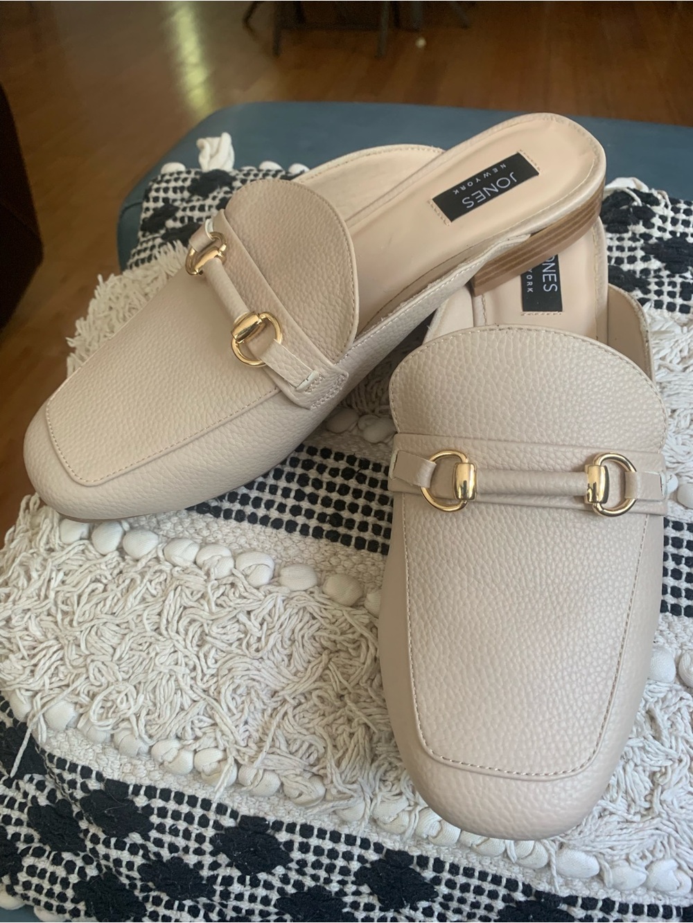 Jones New York Cream Pebbled Slip-On Mules with Gold Hardware, Women’s Size: 9.5